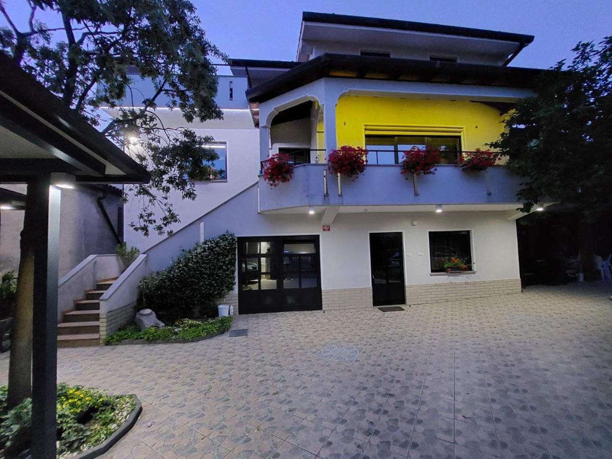 Apartma Mimi Dekani Екстериор снимка
